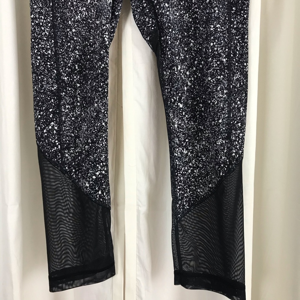 Lululemon ankle Leggings in Black & White - Picture 6 of 7